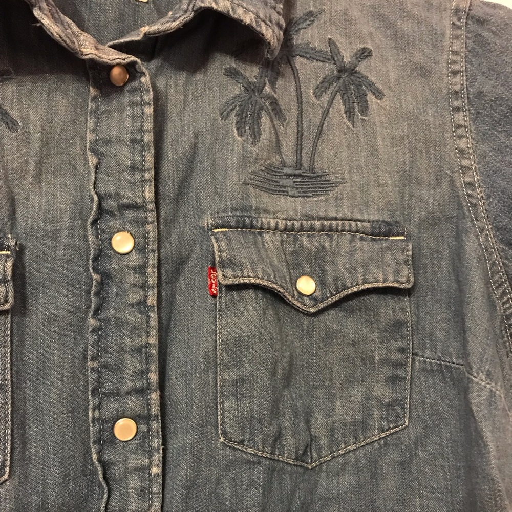 Levis Denim Button Down Palm Tree Embroidered Top… - image 5